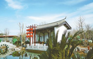  右側(cè)通往鶴品流芳、水照氣流粉碎機花臺、沁芳春雪、鐵樹英姿等景點