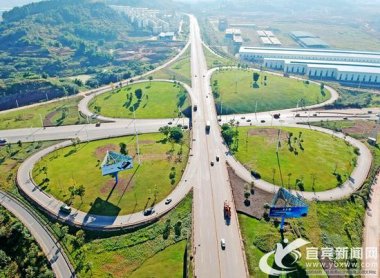  市政交通方面：鹽坪壩長江大橋、打營盤山隧道、新超微粉碎機機場東連接線、金沙江大道二期、三期等項目全力推進；宜賓西高鐵站